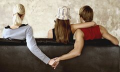 Kỹ sư cầu đường muốn ngoại tình vì vợ xăm môi, nâng ngực