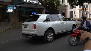 Video: Siêu xe Rolls-Royce Cullinan hơn 40 tỷ đồng chạy trên phố Hà Nội