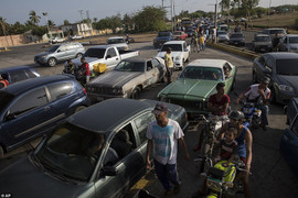 Video: Thảm cảnh ô tô xếp hàng cả cây số, tài xế vật vã chờ 24 tiếng để đổ xăng