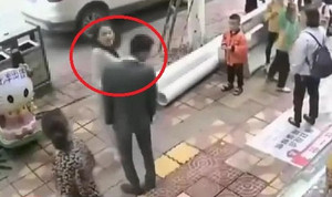 Clip: Bị bạn gái tát 52 cái giữa phố, chàng trai phản ứng cực khó tin