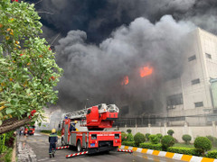 Clip: Nhà xưởng đổ sập trong đám cháy lớn tại KCN Việt Hương, Bình Dương