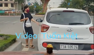 Clip: Nữ tài xế đậu ôtô giữa đường để đi mua đồ ăn