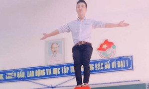 Nam sinh tạo dáng trên 7 chiếc ghế nhựa: Dại dột hay dũng cảm?