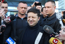 Ngày làm việc đầu tiên: Tân Tổng thống Ukraine không thoải mái với chiếc ghế của người tiền nhiệm