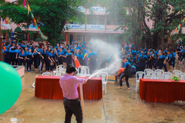 Dùng vòi cứu hỏa phun nước vào học trò, thầy hiệu phó 'đốn tim' dân mạng