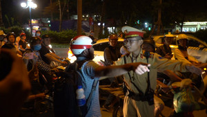 Video: CSGT Hà Nội lập chốt gần quán bia, nhiều người chống đối