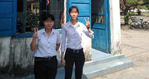 Ảnh: Hai nữ sinh Phú Yên với khuôn mặt biểu cảm 'đơ toàn tập' gây bão mạng