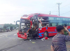 2 xe khách giường nằm tông nhau, 7 người nhập viện