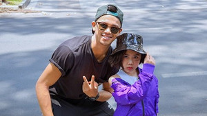 Ca sĩ Trọng Hiếu trình diễn thời trang với mẫu nhí Khánh An