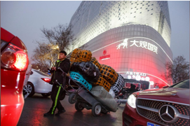 Chiến tranh thương mại với Mỹ, nhiều người Trung Quốc từ bỏ hàng hiệu, 'thắt lưng buộc bụng'