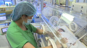 Clip: Hình ảnh mới nhất của bé Bình An - thiên thần nhỏ của người mẹ trẻ ung thư giai đoạn cuối