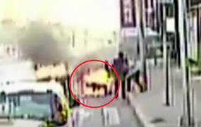 Clip: Tài xế xe buýt cứu người lái xe ba gác bị lửa thiêu sống kịch tính như phim