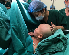 Người mẹ trẻ ung thư giai đoạn cuối như hồi sinh khi nghe tiếng khóc chào đời của con trai