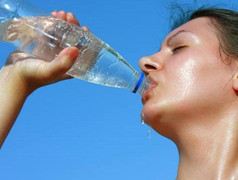 Tranh cãi uống nước ấm hay nước lạnh sẽ tốt hơn cho sức khỏe?