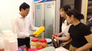 Video: Cửa hàng kinh doanh trà sữa có tiếng ở Hà Nội dùng nhiều nguyên liệu nhập lậu