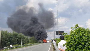 Clip: Xe container cháy rụi trên cao tốc Long Thành