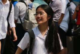 Thí sinh cười tươi, đập tay ăn mừng sau giờ thi Văn lớp 10 chuyên Khoa học Tự nhiên Hà Nội