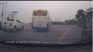 Clip: Xe khách Hoàng Hà ép, tạt đầu xe con để vượt đèn đỏ gây bức xúc