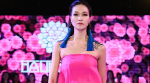 Hoa hậu Thuỳ Dung trình diễn thời trang dưới mưa ở Pleiku