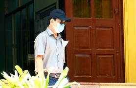 Nguyễn Hữu Linh đến tòa nhận các quyết định về vụ án dâm ô