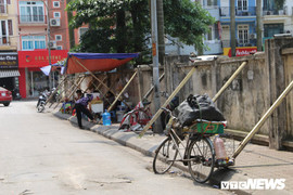 Video: Dân Hà Nội liều mình ngồi uống trà bên bức tường sắp đổ