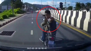 Clip: Bóp còi cảnh báo, xe cứu thương bị 2 côn đồ trả thù bằng vũ khí nóng