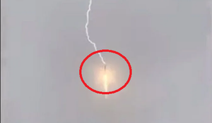 Clip: Vừa rời bệ phóng 10 giây, tên lửa Nga bị sét đánh trúng