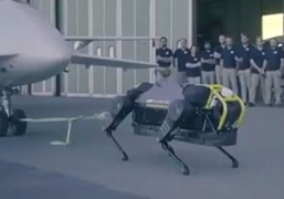 Video: Robot chó khoe sức mạnh kéo máy bay hơn 3 tấn trên đường băng