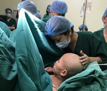 Người mẹ trẻ ung thư quyết sinh con đang mê man, chưa được gặp con