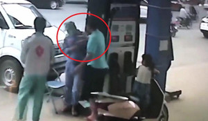 Xôn xao clip bị nhắc tự mở nắp bình xăng, khách hùng hổ đánh nhân viên cây xăng