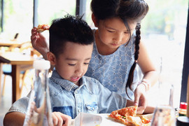 Ca sĩ Ngọc Hiền luôn dạy con gái lớn phải yêu thương em trai bị tự kỷ