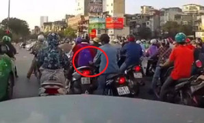 Clip: Tài xế ô tô bóp còi cảnh báo cô gái bị móc túi