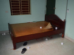 Người đàn ông chết trong tư thế nằm úp, trên cổ bị quấn dây cao su ở Đắk Lắk