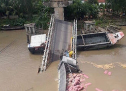 Cầu Tân Nghĩa ở Đồng Tháp sập nhịp giữa, 2 xe chở hàng rơi xuống sông