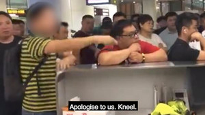 Clip: Chuyến bay bị hoãn, nhóm khách Trung Quốc ép nhân viên sân bay quỳ xin lỗi