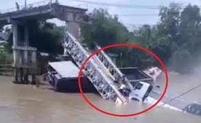 Clip: Hiện trường sập cầu ở Đồng Tháp, xe tải và xe ba gác rơi xuống sông