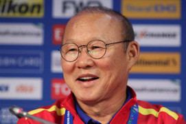 HLV Park Hang Seo bàn chuyện riêng với đồng hương trên sân Hàng Đẫy