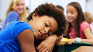 Trẻ em da màu phải đánh phấn trắng bệch vì sợ bị phân biệt chủng tộc ở Anh