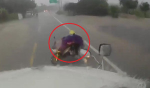 Clip: Cô gái vít ga xe máy, lao thẳng vào đầu container giữa trời mưa