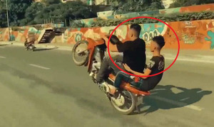 Clip: Quái xế đầu trần bốc đầu xe máy khắp phố Hà Nội
