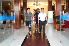 Đình Trọng chống nạng về hội quân cùng tuyển Việt Nam