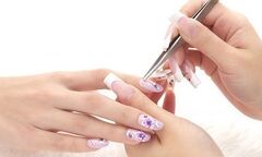 Làm móng tay ở cửa hàng, cô gái bị nhiễm trùng nặng, suýt phải cắt cả ngón tay
