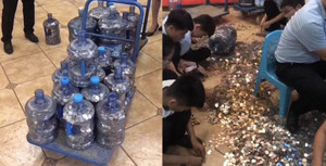 Clip: Người đàn ông mang 20 thùng tiền xu đi đặt cọc tiền nhà