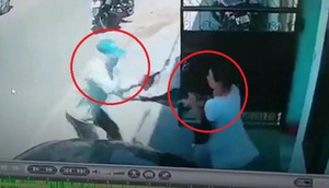 Clip: Người phụ nữ tay không đánh tên cướp có súng chạy trối chết