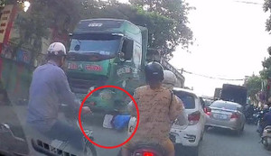 Clip: Xe máy sang đường kiểu tự sát, suýt chết dưới bánh xe 'hổ vồ'