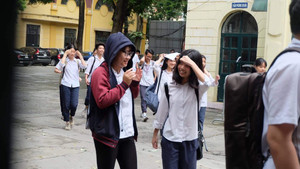 Đề thi chuyên Toán vào lớp 10 ở Hà Nội: Thí sinh than đề khó, thời gian làm bài không đủ