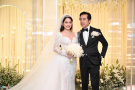 Video: Dương Khắc Linh sáng tác, đệm đàn cho vợ 9X hát trong lễ cưới