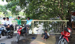 Video: Người dân trải nệm, ghế gấp ngủ trưa tại khu vực thí điểm làm sạch sông Tô Lịch