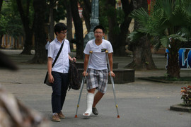 Bị tai nạn, thí sinh vẫn chống nạng đi thi lớp 10 chuyên ở Hà Nội