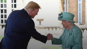 Clip: Cái bắt tay dễ gây hiểu lầm của Tổng thống Trump với Nữ hoàng Anh